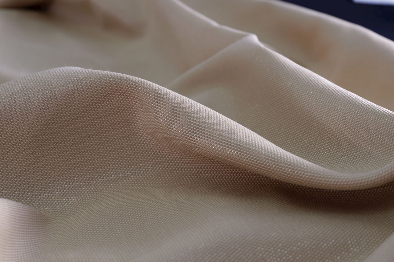 Zasłony jednolite beżowe z błyszczącą nitką - obrazek 3