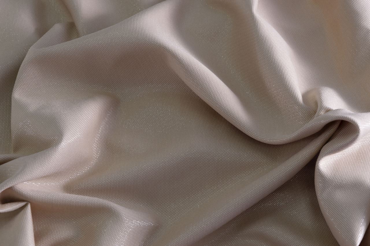 Zasłony jednolite beżowe z błyszczącą nitką - obrazek 2