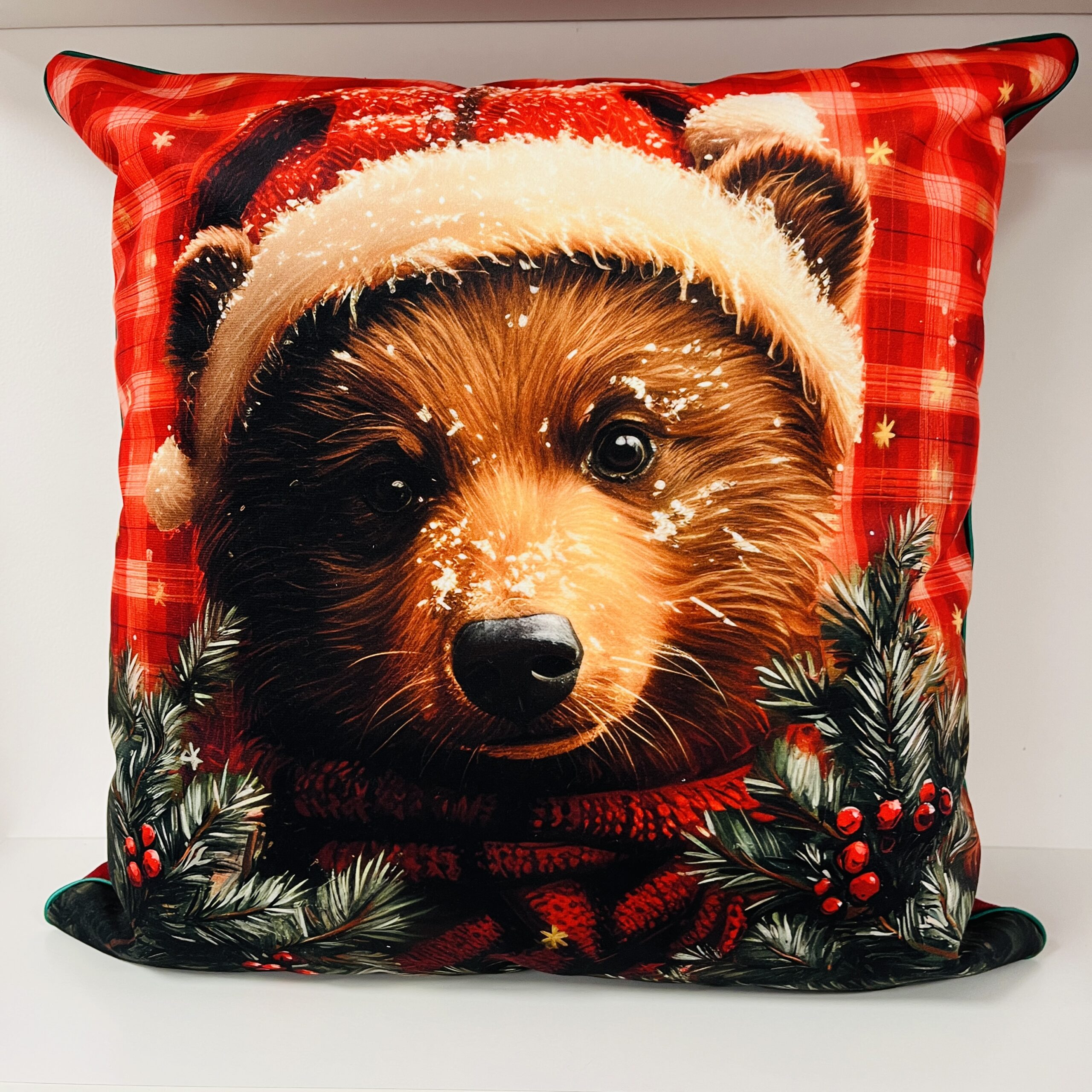 Poszewka welurowa MIŚ NA CZERWONEJ KRATCE 50x50 cm